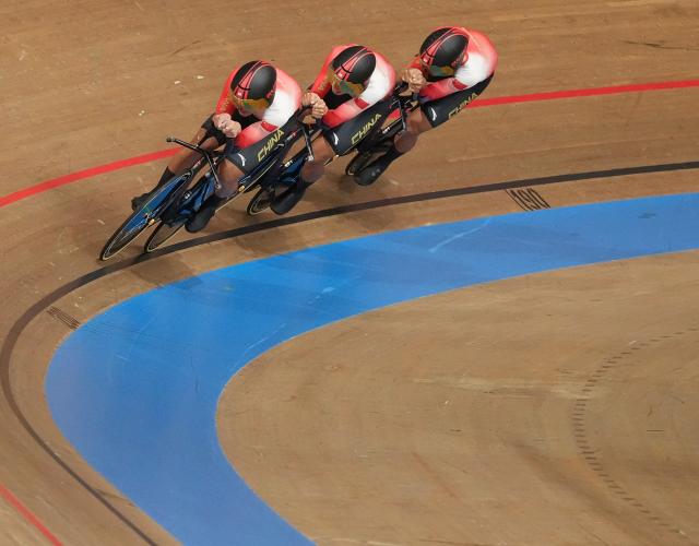 (260929) -- SHIZUOKA, Sept. 29, 2026 (Xinhua) -- Riders of team China compete during the men's team pursuit final of cycling track at 20th Asian Games Aichi-Nagoya 2026 in Izu of Shizuoka Prefecture, Japan, Sept. 30, 2026. (Xinhua/Zhou Mi)