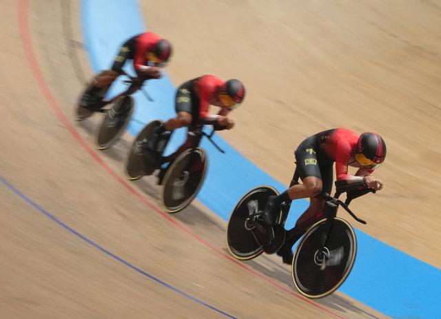 (260929) -- SHIZUOKA, Sept. 29, 2026 (Xinhua) -- Riders of team China compete during the men's team pursuit final of cycling track at 20th Asian Games Aichi-Nagoya 2026 in Izu of Shizuoka Prefecture, Japan, Sept. 30, 2026. (Xinhua/Cen Yunpeng)