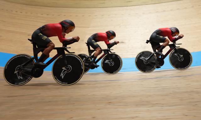 (260929) -- SHIZUOKA, Sept. 29, 2026 (Xinhua) -- Riders of team China compete during the men's team pursuit final of cycling track at 20th Asian Games Aichi-Nagoya 2026 in Izu of Shizuoka Prefecture, Japan, Sept. 30, 2026. (Xinhua/Cen Yunpeng)