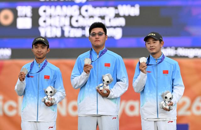 (260930) -- OKAZAKI, Sept. 30, 2026 (Xinhua) -- Members of team China pose for photos during the awarding ceremony of the compound men's team of archery at the 20th Asian Games Aichi-Nagoya 2026 in Okazaki of Aichi Prefecture, Japan, Sept. 30, 2026. (Xinhua/Yu Yang)