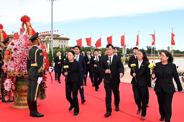 (260930) -- BEIJING, Sept. 30, 2026 (Xinhua) -- A ceremony to present flower baskets to fallen national heroes to mark Martyrs' Day is held at Tian'anmen Square in Beijing, capital of China, Sept. 30, 2026. (Xinhua/Shen Hong)