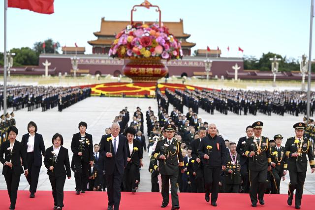 (260930) -- BEIJING, Sept. 30, 2026 (Xinhua) -- A ceremony to present flower baskets to fallen national heroes to mark Martyrs' Day is held at Tian'anmen Square in Beijing, capital of China, Sept. 30, 2026. (Xinhua/Yan Yan)