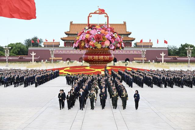 (260930) -- BEIJING, Sept. 30, 2026 (Xinhua) -- A ceremony to present flower baskets to fallen national heroes to mark Martyrs' Day is held at Tian'anmen Square in Beijing, capital of China, Sept. 30, 2026. (Xinhua/Xie Huanchi)