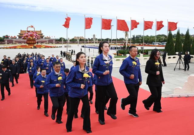 (260930) -- BEIJING, Sept. 30, 2026 (Xinhua) -- A ceremony to present flower baskets to fallen national heroes to mark Martyrs' Day is held at Tian'anmen Square in Beijing, capital of China, Sept. 30, 2026. (Xinhua/Xie Huanchi)