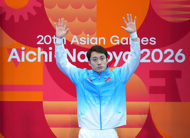 (260930) -- TOKYO, Sept. 30, 2026 (Xinhua) -- Lian Junjie of China waves before the men's 10m platform final of diving at the 20th Asian Games Aichi-Nagoya 2026 in Tokyo, Japan, Sept. 30, 2026. (Xinhua/Chen Zeguo)