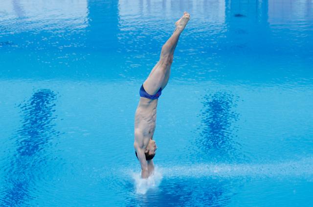 (260930) -- TOKYO, Sept. 30, 2026 (Xinhua) -- Lian Junjie of China competes during the men's 10m platform final of diving at the 20th Asian Games Aichi-Nagoya 2026 in Tokyo, Japan, Sept. 30, 2026. (Xinhua/Wu Zhizun)