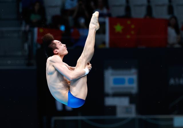 (260930) -- TOKYO, Sept. 30, 2026 (Xinhua) -- Lian Junjie of China competes during the men's 10m platform final of diving at the 20th Asian Games Aichi-Nagoya 2026 in Tokyo, Japan, Sept. 30, 2026. (Xinhua/Wu Zhizun)