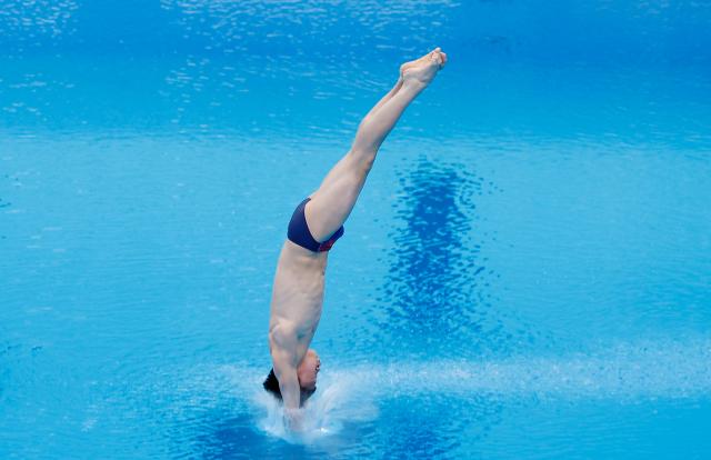 (260930) -- TOKYO, Sept. 30, 2026 (Xinhua) -- Zhao Renjie of China competes during the men's 10m platform final of diving at the 20th Asian Games Aichi-Nagoya 2026 in Tokyo, Japan, Sept. 30, 2026. (Xinhua/Wu Zhizun)