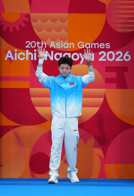 (260930) -- TOKYO, Sept. 30, 2026 (Xinhua) -- Zhao Renjie of China waves before the men's 10m platform final of diving at the 20th Asian Games Aichi-Nagoya 2026 in Tokyo, Japan, Sept. 30, 2026. (Xinhua/Chen Zeguo)
