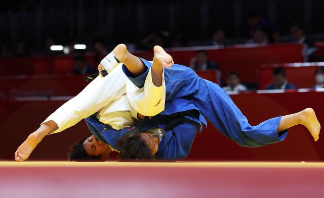 (260930) -- NAGOYA, Sept. 30, 2026 (Xinhua) -- Xu Aoyu (L) of China competes against Uranzaya Bayanmunkh of Mongolia during the Women's -52kg bronze medal match of Judo at the 20th Asian Games Aichi-Nagoya 2026 in Nagoya, Japan, Sept. 30, 2026. (Xinhua/Yao Qilin)