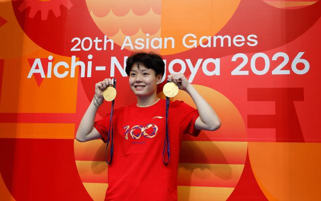 (260930) -- TOKYO, Sept. 30, 2026 (Xinhua) -- Chen Yiwen of China, gold medalist of the women's 3m springboard and women's synchronised 3m springboard poses for photos after diving competition at the 20th Asian Games Aichi-Nagoya 2026 in Tokyo, Japan, Sept. 30, 2026. (Xinhua/Wu Zhizun)