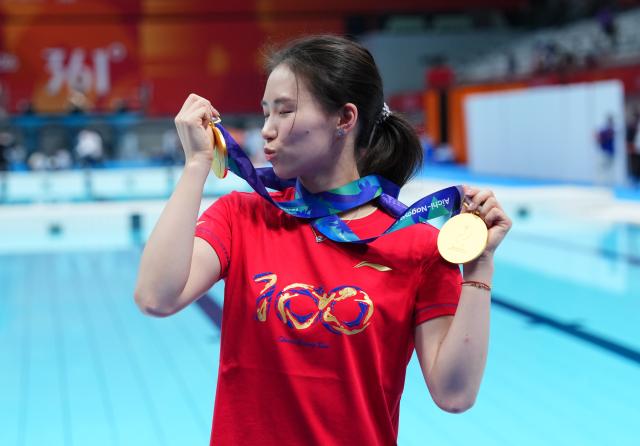 (260930) -- TOKYO, Sept. 30, 2026 (Xinhua) -- Chen Yuxi of China, gold medalist of the women's 10m platform and women's synchronised 10m platform poses for photos after diving competition at the 20th Asian Games Aichi-Nagoya 2026 in Tokyo, Japan, Sept. 30, 2026. (Xinhua/Chen Zeguo)