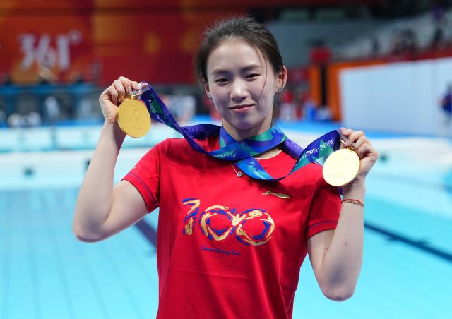 (260930) -- TOKYO, Sept. 30, 2026 (Xinhua) -- Chen Yuxi of China, gold medalist of the women's 10m platform and women's synchronised 10m platform poses for photos after diving competition at the 20th Asian Games Aichi-Nagoya 2026 in Tokyo, Japan, Sept. 30, 2026. (Xinhua/Chen Zeguo)
