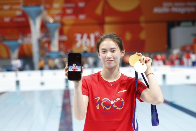 (260930) -- TOKYO, Sept. 30, 2026 (Xinhua) -- Chen Yuxi of China, gold medalist of the women's 10m platform and women's synchronised 10m platform, poses for photos after diving competition at the 20th Asian Games Aichi-Nagoya 2026 in Tokyo, Japan, Sept. 30, 2026. (Xinhua/Wu Zhizun)