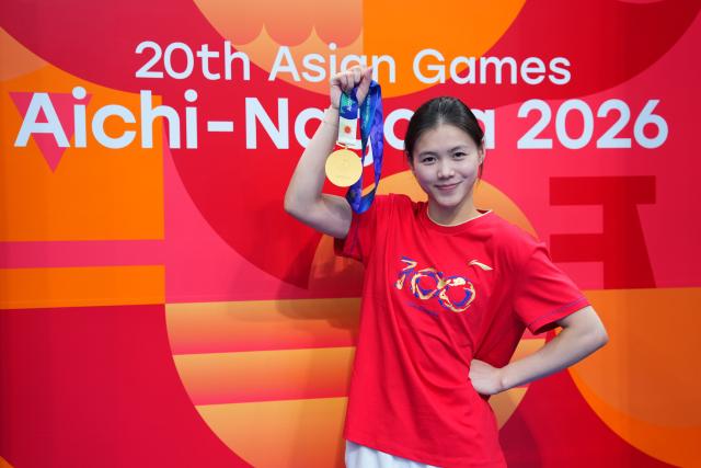 (260930) -- TOKYO, Sept. 30, 2026 (Xinhua) -- Lin Shan of China, gold medalist of the women's 1m springboard poses for photos after diving competition at the 20th Asian Games Aichi-Nagoya 2026 in Tokyo, Japan, Sept. 30, 2026. (Xinhua/Chen Zeguo)