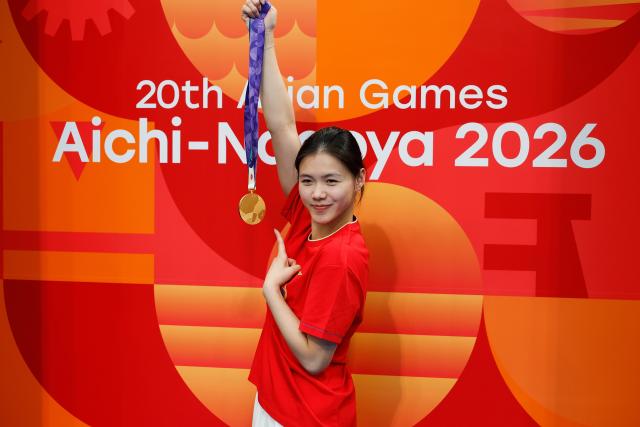 (260930) -- TOKYO, Sept. 30, 2026 (Xinhua) -- Lin Shan of China, gold medalist of the women's 1m springboard poses for photos after diving competition at the 20th Asian Games Aichi-Nagoya 2026 in Tokyo, Japan, Sept. 30, 2026. (Xinhua/Wu Zhizun)