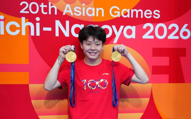(260930) -- TOKYO, Sept. 30, 2026 (Xinhua) -- Chen Yiwen of China, gold medalist of the women's 3m springboard and women's synchronised 3m springboard poses for photos after diving competition at the 20th Asian Games Aichi-Nagoya 2026 in Tokyo, Japan, Sept. 30, 2026. (Xinhua/Chen Zeguo)