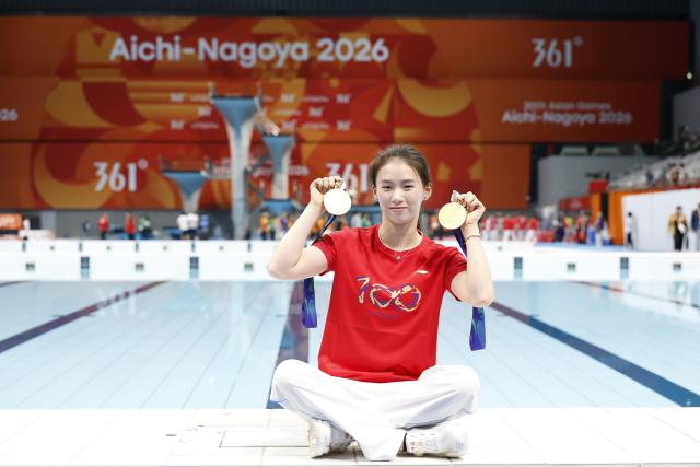 (260930) -- TOKYO, Sept. 30, 2026 (Xinhua) -- Chen Yuxi of China, gold medalist of the women's 10m platform and women's synchronised 10m platform poses for photos after diving competition at the 20th Asian Games Aichi-Nagoya 2026 in Tokyo, Japan, Sept. 30, 2026. (Xinhua/Wu Zhizun)