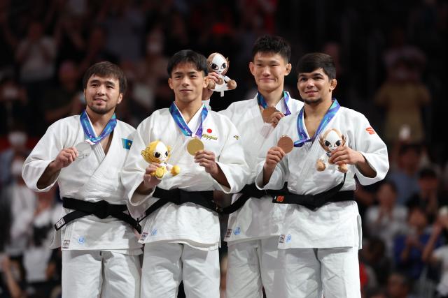 (260930) -- NAGOYA, Sept. 30, 2026 (Xinhua) -- Gold medalist Japan's Kondo Hayato (2nd L) poses with silver medalist Kazakhstan's Yeldos Smetov (1st L) and bronze medalists China's Ma Yulin (2nd R) and Uzbekistan's Samariddin Kuchkarov during the awarding ceremony for the men's -60kg of Judo at the 20th Asian Games Aichi-Nagoya 2026 in Nagoya, Japan, Sept. 30, 2026. (Xinhua/Yao Qilin)