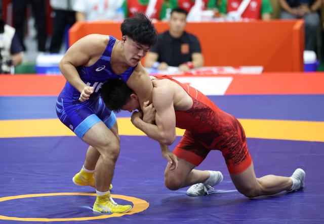 (260930) -- NAGOYA, Sept. 30, 2026 (Xinhua) -- Yoshida Taizo (L) of Japan competes against Asan Kurbanovich Zhanyshov of Kyrgyzstan during the men's greco-roman 87kg final of Wrestling at the 20th Asian Games Aichi-Nagoya 2026 in Nagoya, Japan, Sept. 30, 2026. (Xinhua/Long Lei)