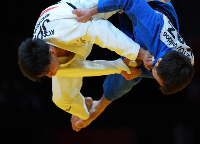 (260930) -- NAGOYA, Sept. 30, 2026 (Xinhua) -- Kondo Hayato (L) of Japan competes against Yeldos Smetov of Kazakhstan during the Men's -60kg final of Judo at the 20th Asian Games Aichi-Nagoya 2026 in Nagoya, Japan, Sept. 30, 2026. (Xinhua/Cheong Kam Ka)