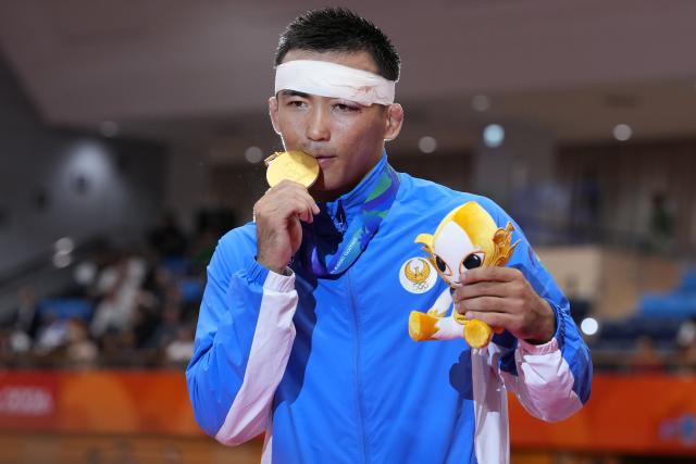 (260930) -- NAGOYA, Sept. 30, 2026 (Xinhua) -- Gold medalist Uzbekistan's Aytjan Khalmakhanov poses during the awarding ceremony for the Men's Greco-Roman 67kg finals of Wrestling at the 20th Asian Games Aichi-Nagoya 2026 in Nagoya, Japan, Sept. 30, 2026. (Xinhua/Li Bo)