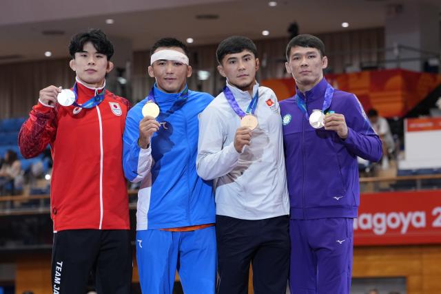 (260930) -- NAGOYA, Sept. 30, 2026 (Xinhua) -- Gold medalist Uzbekistan's Aytjan Khalmakhanov (2nd L), silver medalist Japan's Sogabe Kyotaro (1st L), pose with bronze medalists Kyrgyzstan's Razzak Beishekeev (2nd R) and Kazakhstan's Meiirzhan Shermakhanbet during the awarding ceremony for the Men's Greco-Roman 67kg finals of Wrestling at the 20th Asian Games Aichi-Nagoya 2026 in Nagoya, Japan, Sept. 30, 2026. (Xinhua/Li Bo)