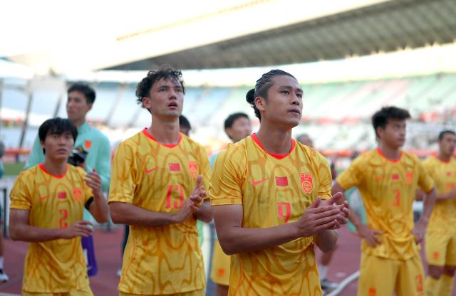 (260930) -- OSAKA, Sept. 30, 2026 (Xinhua) -- Zhang Yuning (front R) of China greets the spectators after the men's football semifinal between China and South Korea at 20th Asian Games Aichi-Nagoya 2026 in Osaka, Japan, Sept. 30, 2026. (Xinhua/Jia Haocheng)