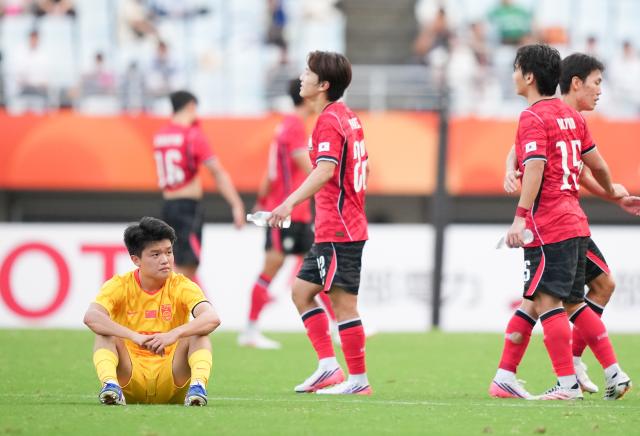(260930) -- OSAKA, Sept. 30, 2026 (Xinhua) -- Yang Xi (1st L) of China reacts after the men's football semifinal between China and South Korea at 20th Asian Games Aichi-Nagoya 2026 in Osaka, Japan, Sept. 30, 2026. (Xinhua/Lui Siu Wai)