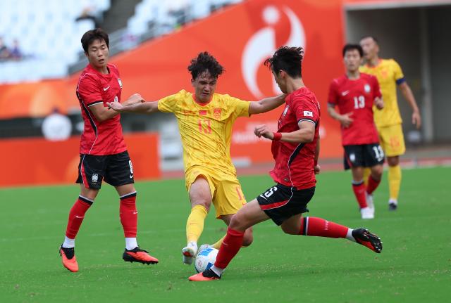 (260930) -- OSAKA, Sept. 30, 2026 (Xinhua) -- Mutalifu Yimingkari (2nd L) of China competes during the men's football semifinal between China and South Korea at 20th Asian Games Aichi-Nagoya 2026 in Osaka, Japan, Sept. 30, 2026. (Xinhua/Jia Haocheng)