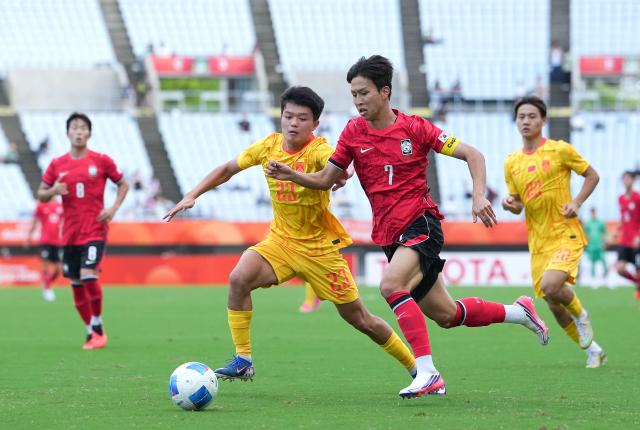 (260930) -- OSAKA, Sept. 30, 2026 (Xinhua) -- Eom Ji-sung (R) of South Korea vies with Yang Xi of China during the men's football semifinal between China and South Korea at 20th Asian Games Aichi-Nagoya 2026 in Osaka, Japan, Sept. 30, 2026. (Xinhua/Lui Siu Wai)