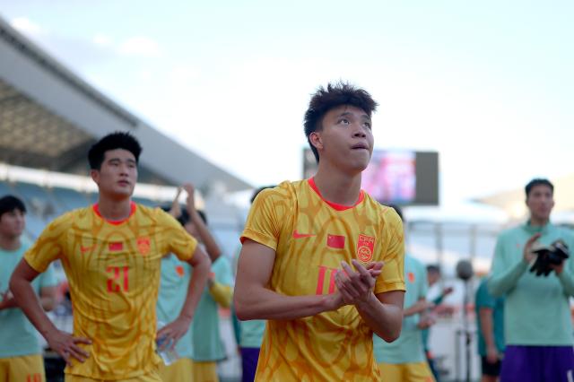 (260930) -- OSAKA, Sept. 30, 2026 (Xinhua) -- Wang Yudong (R) of China greets the spectators after the men's football semifinal between China and South Korea at 20th Asian Games Aichi-Nagoya 2026 in Osaka, Japan, Sept. 30, 2026. (Xinhua/Jia Haocheng)