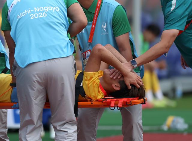 (260930) -- OSAKA, Sept. 30, 2026 (Xinhua) -- Mao Weijie of China reacts after getting injured during the men's football semifinal between China and South Korea at 20th Asian Games Aichi-Nagoya 2026 in Osaka, Japan, Sept. 30, 2026. (Xinhua/Jia Haocheng)