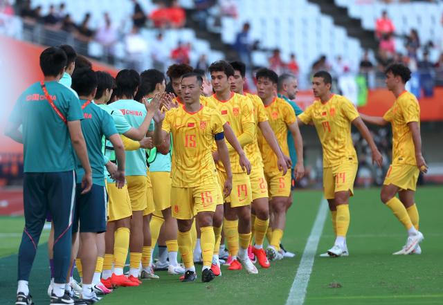 (260930) -- OSAKA, Sept. 30, 2026 (Xinhua) -- Players of China greet each other after the men's football semifinal between China and South Korea at 20th Asian Games Aichi-Nagoya 2026 in Osaka, Japan, Sept. 30, 2026. (Xinhua/Jia Haocheng)