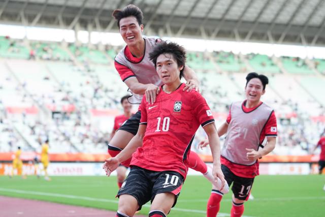 (260930) -- OSAKA, Sept. 30, 2026 (Xinhua) -- Bae Jun-ho (C) of South Korea celebrates after scoring during the men's football semifinal between China and South Korea at 20th Asian Games Aichi-Nagoya 2026 in Osaka, Japan, Sept. 30, 2026. (Xinhua/Lui Siu Wai)