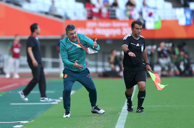 (260930) -- OSAKA, Sept. 30, 2026 (Xinhua) -- Antonio Puche (front L), head coach of China, reacts during the men's football semifinal between China and South Korea at 20th Asian Games Aichi-Nagoya 2026 in Osaka, Japan, Sept. 30, 2026. (Xinhua/Jia Haocheng)