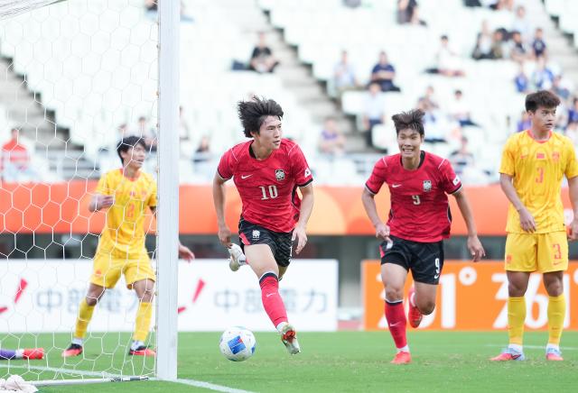 (260930) -- OSAKA, Sept. 30, 2026 (Xinhua) -- Bae Jun-ho (2nd L) of South Korea celebrates after scoring during the men's football semifinal between China and South Korea at 20th Asian Games Aichi-Nagoya 2026 in Osaka, Japan, Sept. 30, 2026. (Xinhua/Lui Siu Wai)