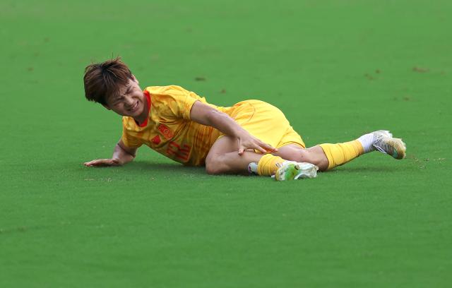 (260930) -- OSAKA, Sept. 30, 2026 (Xinhua) -- Mao Weijie of China gets injured during the men's football semifinal between China and South Korea at 20th Asian Games Aichi-Nagoya 2026 in Osaka, Japan, Sept. 30, 2026. (Xinhua/Jia Haocheng)