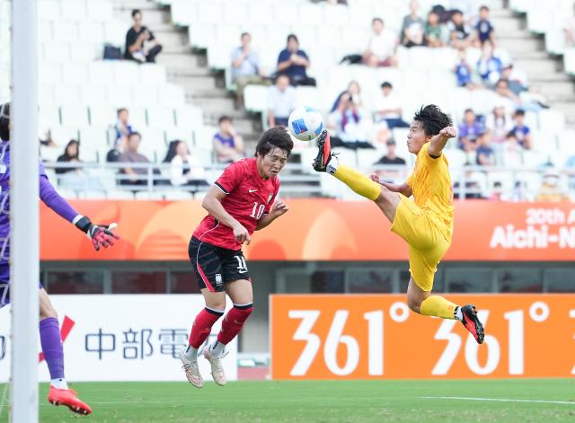 (260930) -- OSAKA, Sept. 30, 2026 (Xinhua) -- Bae Jun-ho (L) of South Korea scores during the men's football semifinal between China and South Korea at 20th Asian Games Aichi-Nagoya 2026 in Osaka, Japan, Sept. 30, 2026. (Xinhua/Lui Siu Wai)