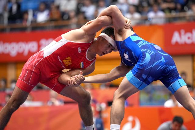 (260930) -- NAGOYA, Sept. 30, 2026 (Xinhua) -- Uzbekistan's Aytjan Khalmakhanov (L) competes with Japan's Sogabe Kyotaro during the Men's Greco-Roman 67kg finals of Wrestling at the 20th Asian Games Aichi-Nagoya 2026 in Nagoya, Japan, Sept. 30, 2026. (Xinhua/Li Bo)