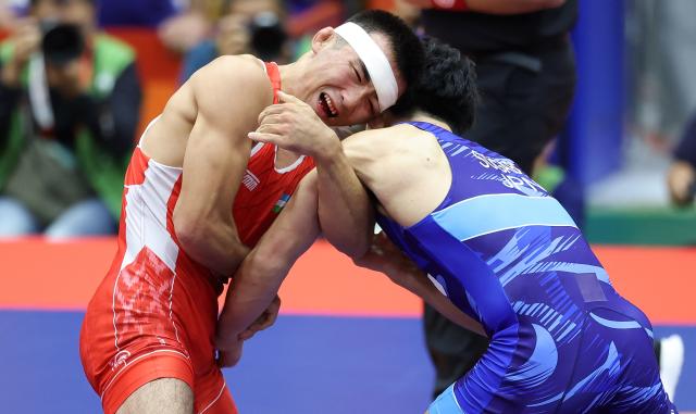 (260930) -- NAGOYA, Sept. 30, 2026 (Xinhua) -- Uzbekistan's Aytjan Khalmakhanov (L) competes with Japan's Sogabe Kyotaro during the Men's Greco-Roman 67kg finals of Wrestling at the 20th Asian Games Aichi-Nagoya 2026 in Nagoya, Japan, Sept. 30, 2026. (Xinhua/Long Lei)