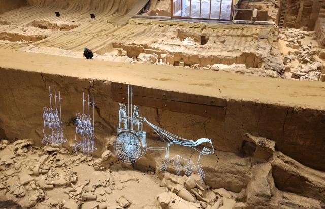 (260930) -- XI'AN, Sept. 30, 2026 (Xinhua) -- A dynamic light projection is displayed at the Pit No. 2 exhibition hall of the Emperor Qinshihuang's Mausoleum Site Museum in Xi'an, northwest China's Shaanxi Province, Sept. 30, 2026. The Pit No. 2 exhibition hall of the Emperor Qinshihuang's Mausoleum Site Museum has completed its renovation and will be open to the public during the National Day holiday. (Xinhua/Li Yibo)