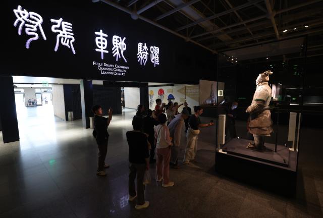 (260930) -- XI'AN, Sept. 30, 2026 (Xinhua) -- People visit the Pit No. 2 exhibition hall of the Emperor Qinshihuang's Mausoleum Site Museum in Xi'an, northwest China's Shaanxi Province, Sept. 30, 2026. The Pit No. 2 exhibition hall of the Emperor Qinshihuang's Mausoleum Site Museum has completed its renovation and will be open to the public during the National Day holiday. (Xinhua/Li Yibo)