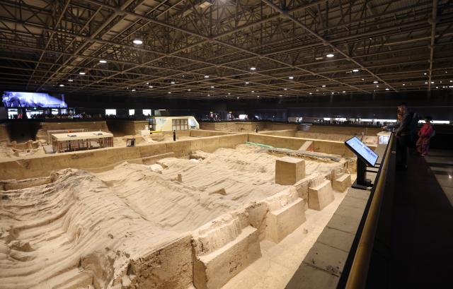 (260930) -- XI'AN, Sept. 30, 2026 (Xinhua) -- People visit the Pit No. 2 exhibition hall of the Emperor Qinshihuang's Mausoleum Site Museum in Xi'an, northwest China's Shaanxi Province, Sept. 30, 2026. The Pit No. 2 exhibition hall of the Emperor Qinshihuang's Mausoleum Site Museum has completed its renovation and will be open to the public during the National Day holiday. (Xinhua/Li Yibo)