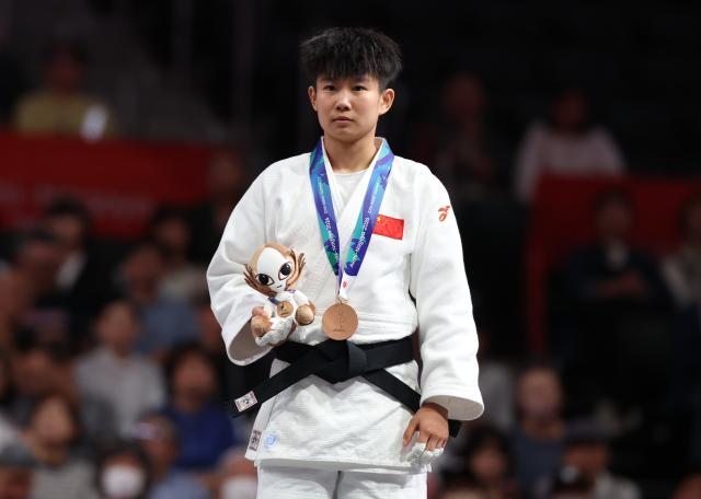 (260930) -- NAGOYA, Sept. 30, 2026 (Xinhua) -- Bronze medalist China's Xu Aoyu poses during the awarding ceremony for the Women -52kg Final of Judo at the 20th Asian Games Aichi-Nagoya 2026 in Nagoya, Japan, Sept. 30, 2026. (Xinhua/Yao Qilin)