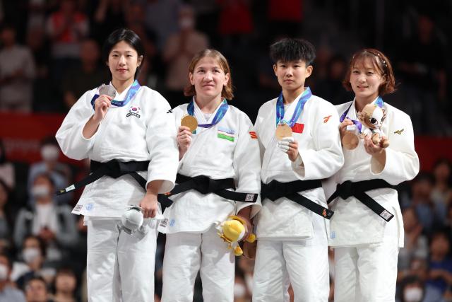 (260930) -- NAGOYA, Sept. 30, 2026 (Xinhua) -- Gold medalist Uzbekistan's Sita Kadamboeva (2nd L) poses with silver medalist South Korea's Jang Seyun (1st L) and bronze medalists China's Xu Aoyu (2nd R) and Japan's Fujishiro Kokoro during the awarding ceremony for the Women -52kg Final of Judo at the 20th Asian Games Aichi-Nagoya 2026 in Nagoya, Japan, Sept. 30, 2026. (Xinhua/Yao Qilin)
