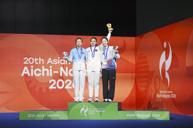 (260930) -- NAGOYA, Sept. 30, 2026 (Xinhua) -- Gold medalist Desak Made Rita Kusuma Dewi (C) of Indonesia, silver medalist Deng Lijuan (L) of China and bronze medalist Jeong Jimin of South Korea pose during the awarding ceremony for the women's speed 4 of sport climbing at the 20th Asian Games Aichi-Nagoya 2026 in Nagoya, Japan, Sept. 30, 2026. (Xinhua/Luo Yuan)