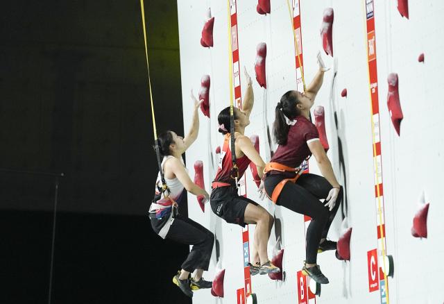 (260930) -- NAGOYA, Sept. 30, 2026 (Xinhua) -- Desak Made Rita Kusuma Dewi (R) of Indonesia, Deng Lijuan (C) of China and Jeong Jimin of South Korea compete the women's speed 4 final of sport climbing at the 20th Asian Games Aichi-Nagoya 2026 in Nagoya, Japan, Sept. 30, 2026. (Xinhua/Luo Yuan)