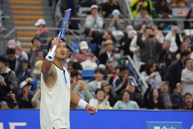 (260930) -- BEIJING, Sept. 30, 2026 (Xinhua) -- Bu Yunchaokete of China waves to spectators after winning the men's singles first round match against Juan Manuel Cerundolo of Argentina at 2026 China Open tennis tournament in Beijing, China, Sept. 30, 2026. (Xinhua/Xie Han)