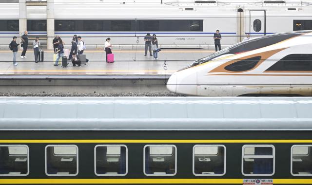 (260930) -- BEIJING, Sept. 30, 2026 (Xinhua) -- Passengers are seen at Hefei Railway Station in Hefei, east China's Anhui Province, Sept. 30, 2026. China's railway network saw a peak in passenger flow on Wednesday, one day before the beginning of the seven-day National Day holiday. (Xinhua/Zhou Mu)